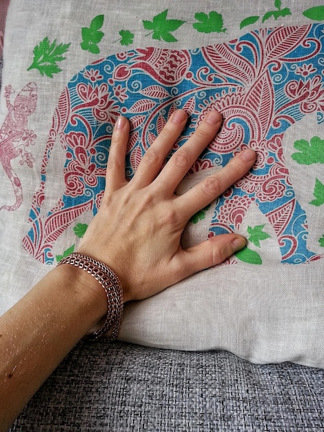 ręce haftujące tradycyjny wzór